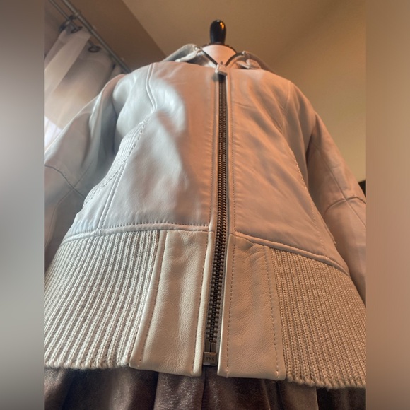 🌟Mackage Retro-Style White Leather Jacket 🌟 - Picture 3 of 10